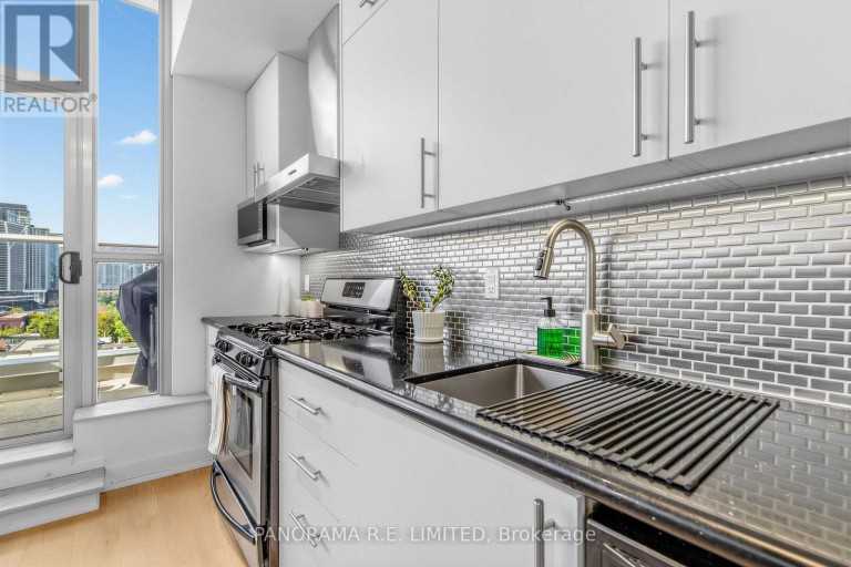 1013 - 60 BATHURST STREET, Toronto (Niagara), Ontario, M5V2P4