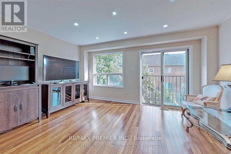 47 TANIA CRESCENT, Vaughan (Maple), Ontario, L6A2M8