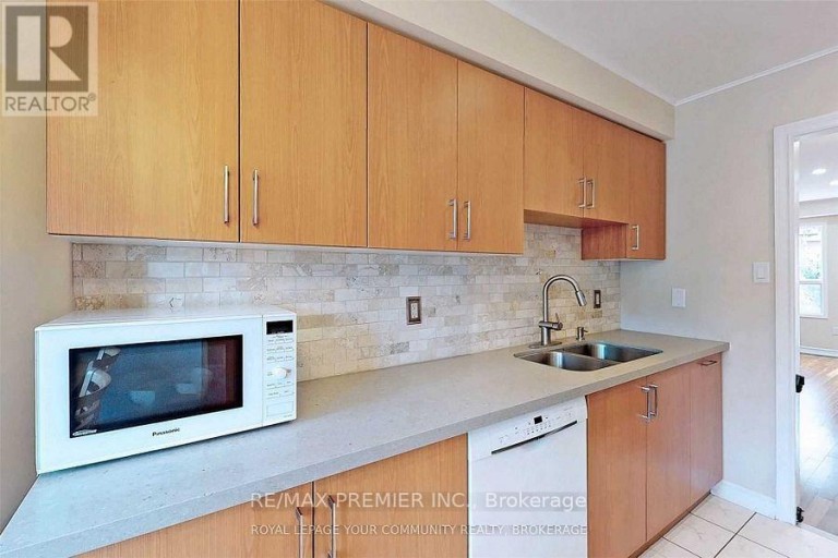 47 TANIA CRESCENT, Vaughan (Maple), Ontario, L6A2M8