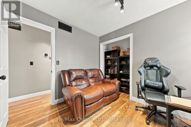 111 CANNIFTON ROAD N, Belleville (Thurlow Ward), Ontario, K0K1K0
