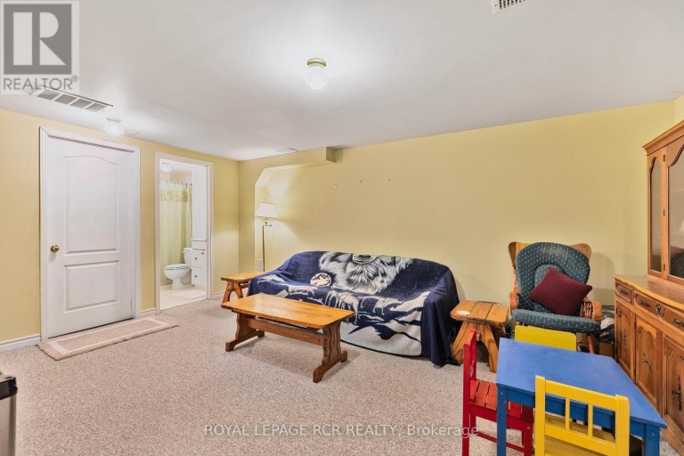 856 MAGNOLIA AVENUE, Newmarket (Huron Heights-Leslie Valley), Ontario, L3Y3C7