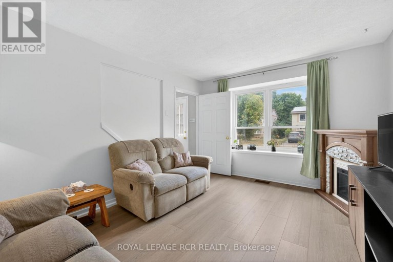 856 MAGNOLIA AVENUE, Newmarket (Huron Heights-Leslie Valley), Ontario, L3Y3C7