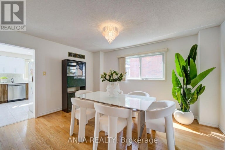 8 BROOKLYN CRESCENT, Markham (Unionville), Ontario, L3P7C1