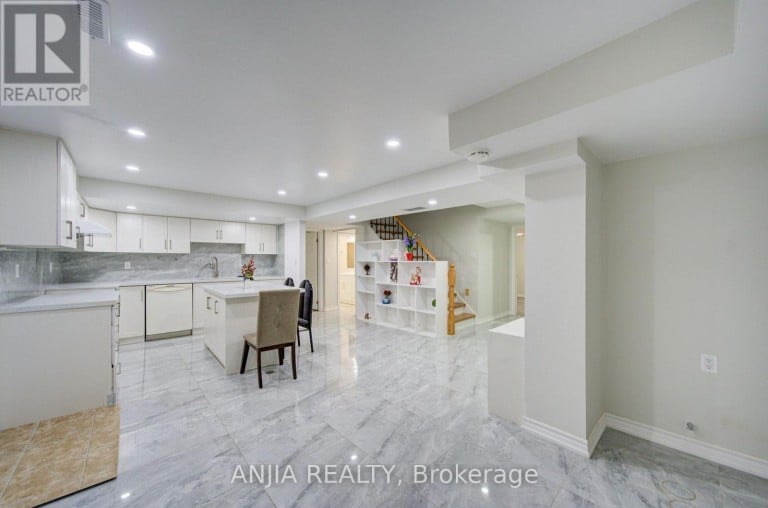 8 BROOKLYN CRESCENT, Markham (Unionville), Ontario, L3P7C1