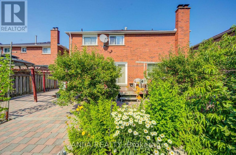 8 BROOKLYN CRESCENT, Markham (Unionville), Ontario, L3P7C1
