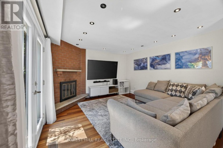 38 CRYSTAL DRIVE, Richmond Hill (Mill Pond), Ontario, L4C7Y4