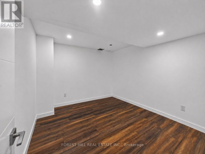 38 CRYSTAL DRIVE, Richmond Hill (Mill Pond), Ontario, L4C7Y4
