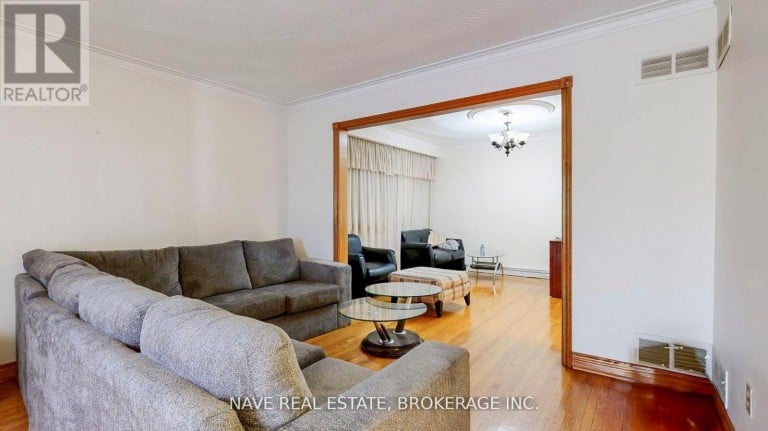 9747 BATHURST STREET, Richmond Hill (North Richvale), Ontario, L4C3X5