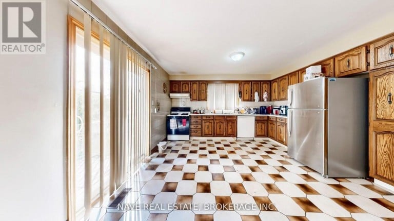 9747 BATHURST STREET, Richmond Hill (North Richvale), Ontario, L4C3X5