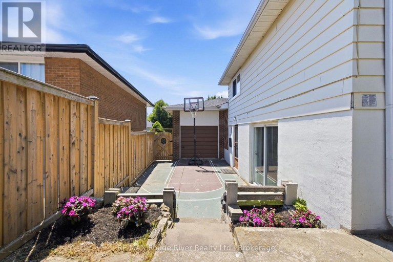 86 SHOREDALE DRIVE, Toronto (Woburn), Ontario, M1G3S9