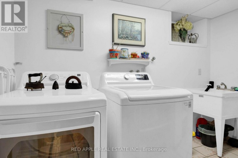 233 SAND ROAD, East Gwillimbury (Holland Landing), Ontario, L9N1K1