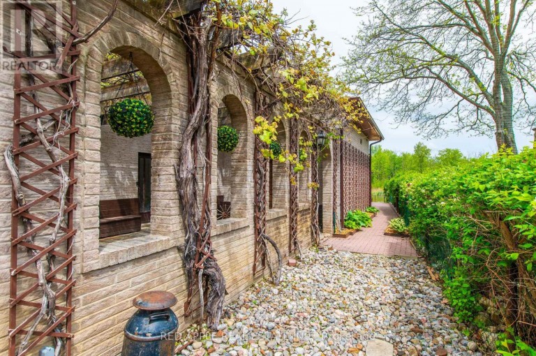 233 SAND ROAD, East Gwillimbury (Holland Landing), Ontario, L9N1K1