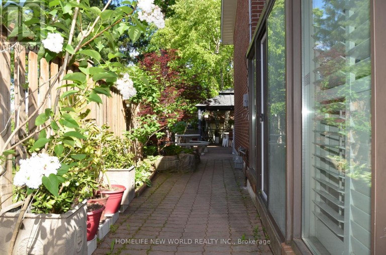 15 BRANTLEY CRESCENT, Toronto (York University Heights), Ontario, M3J1X4