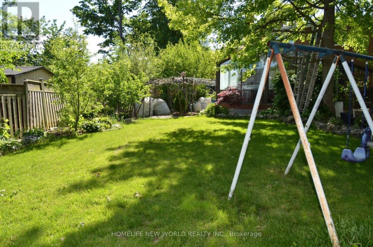 15 BRANTLEY CRESCENT, Toronto (York University Heights), Ontario, M3J1X4