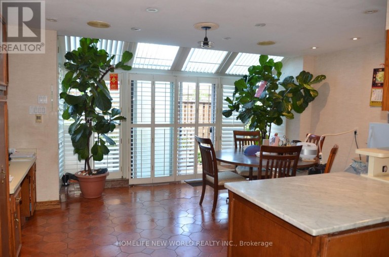 15 BRANTLEY CRESCENT, Toronto (York University Heights), Ontario, M3J1X4
