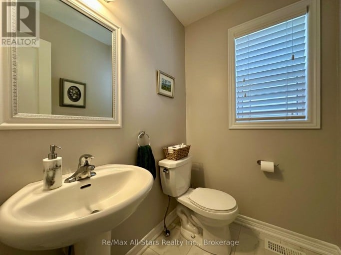 9 BRIARWOOD AVENUE, Kawartha Lakes (Lindsay), Ontario, K9V0M1