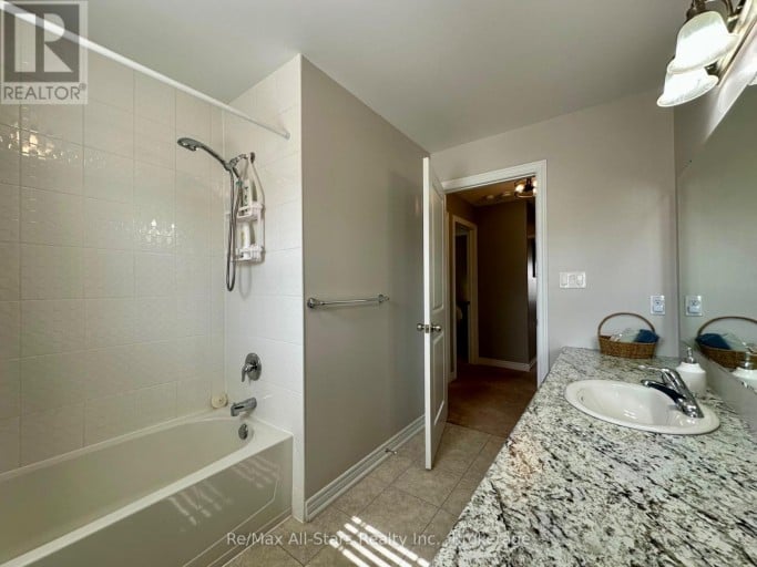9 BRIARWOOD AVENUE, Kawartha Lakes (Lindsay), Ontario, K9V0M1