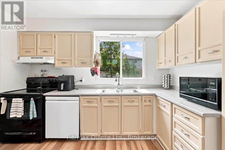 281 COLLEGE STREET W, Belleville (Belleville Ward), Ontario, K8P4Z6
