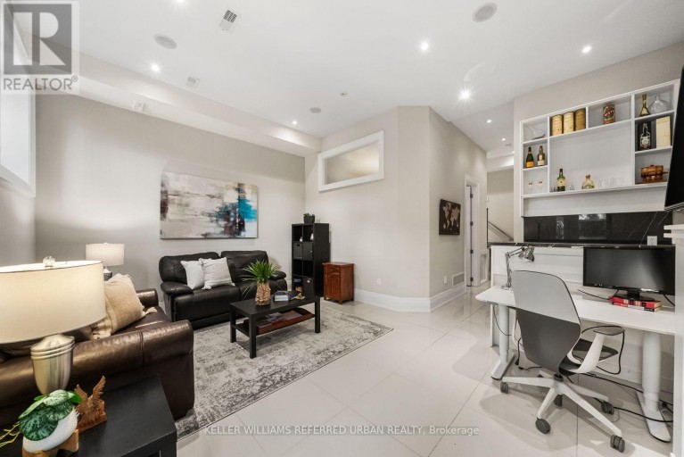 32 CRANBROOKE AVENUE, Toronto (Lawrence Park North), Ontario, M5M1M4