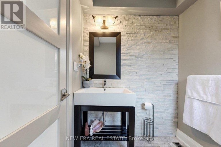 1423 BUNSDEN AVENUE, Mississauga (Sheridan), Ontario, L5H2B3