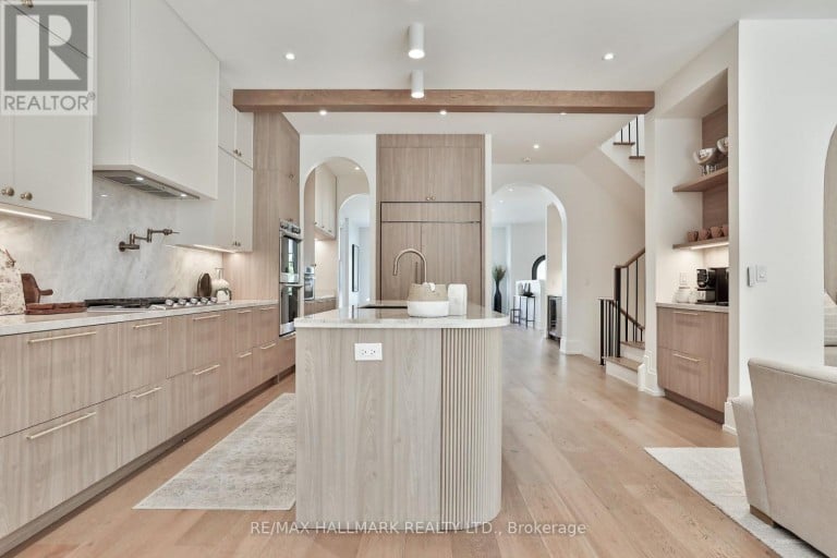 215 AVA ROAD, Toronto (Humewood-Cedarvale), Ontario, M6C1W9