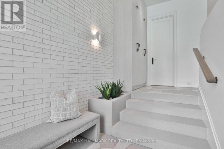 215 AVA ROAD, Toronto (Humewood-Cedarvale), Ontario, M6C1W9
