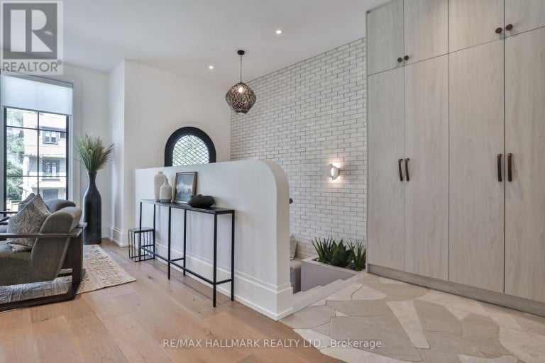 215 AVA ROAD, Toronto (Humewood-Cedarvale), Ontario, M6C1W9