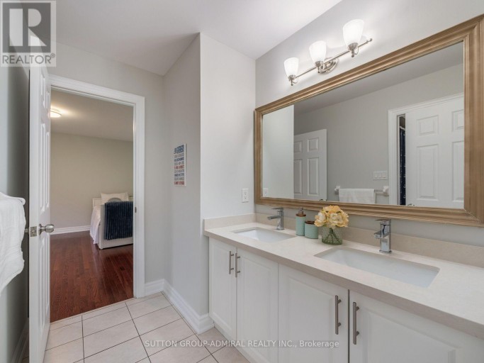 16 CRAIGVALE STREET, Vaughan (Patterson), Ontario, L6A0M3