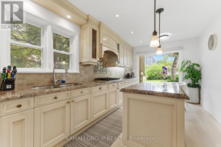 30 BLUE RIDGE ROAD, Toronto (Bayview Village), Ontario, M2K1R7