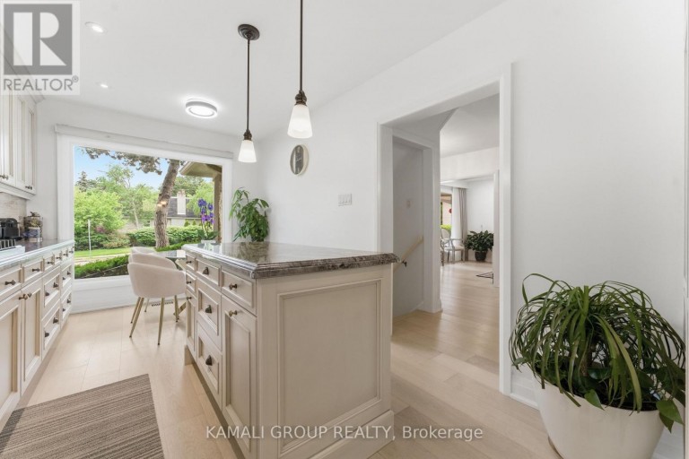 30 BLUE RIDGE ROAD, Toronto (Bayview Village), Ontario, M2K1R7