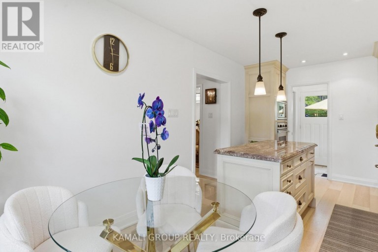 30 BLUE RIDGE ROAD, Toronto (Bayview Village), Ontario, M2K1R7