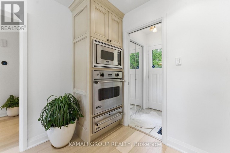 30 BLUE RIDGE ROAD, Toronto (Bayview Village), Ontario, M2K1R7