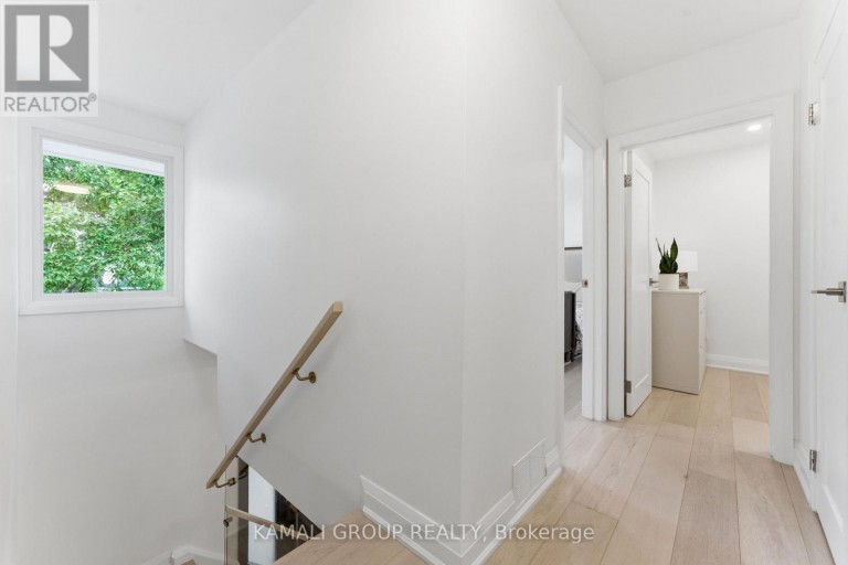 30 BLUE RIDGE ROAD, Toronto (Bayview Village), Ontario, M2K1R7