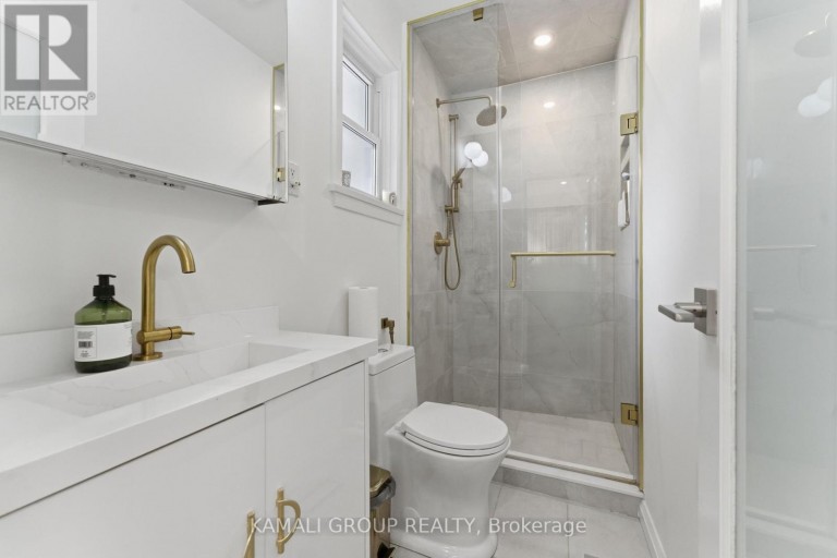 30 BLUE RIDGE ROAD, Toronto (Bayview Village), Ontario, M2K1R7