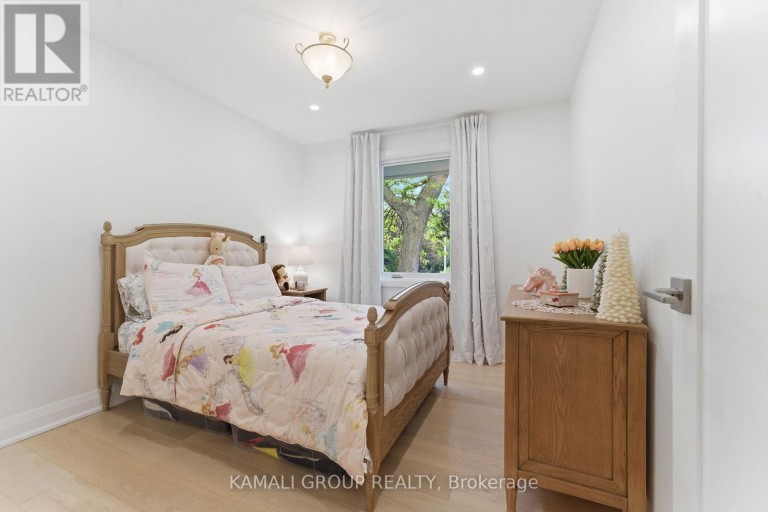 30 BLUE RIDGE ROAD, Toronto (Bayview Village), Ontario, M2K1R7