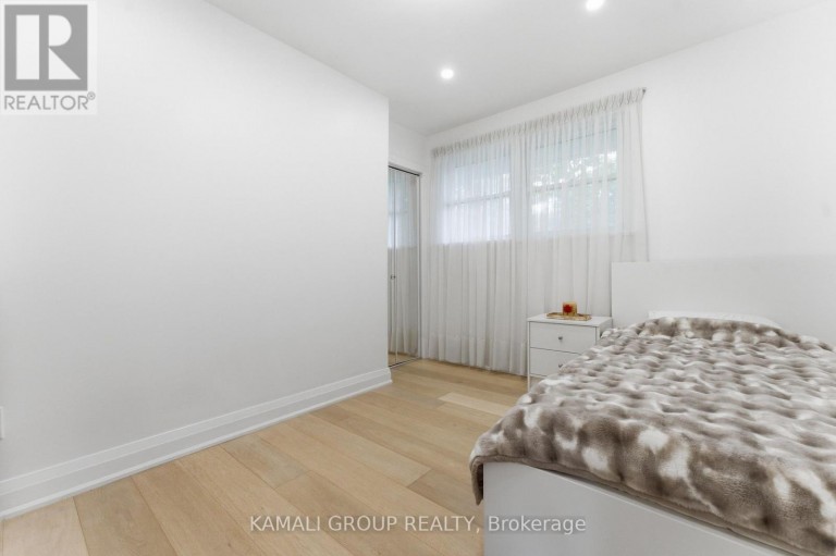 30 BLUE RIDGE ROAD, Toronto (Bayview Village), Ontario, M2K1R7