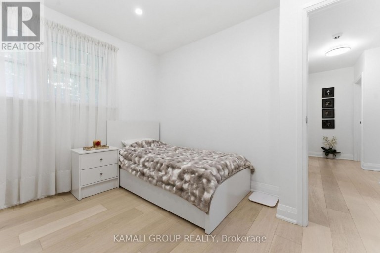 30 BLUE RIDGE ROAD, Toronto (Bayview Village), Ontario, M2K1R7