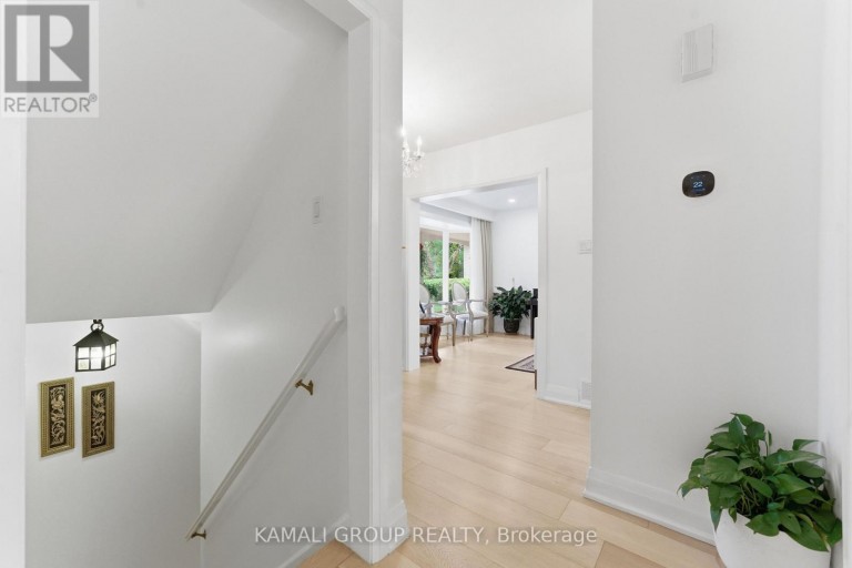 30 BLUE RIDGE ROAD, Toronto (Bayview Village), Ontario, M2K1R7