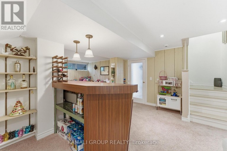 30 BLUE RIDGE ROAD, Toronto (Bayview Village), Ontario, M2K1R7