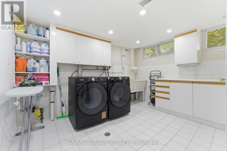 30 BLUE RIDGE ROAD, Toronto (Bayview Village), Ontario, M2K1R7