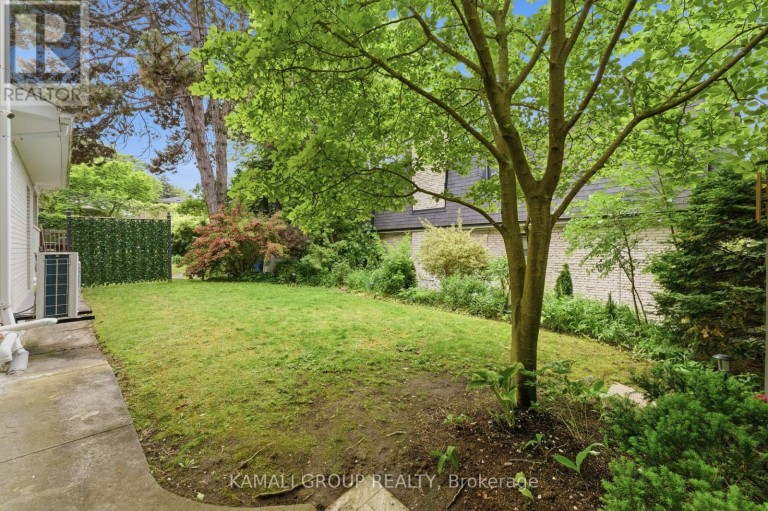 30 BLUE RIDGE ROAD, Toronto (Bayview Village), Ontario, M2K1R7