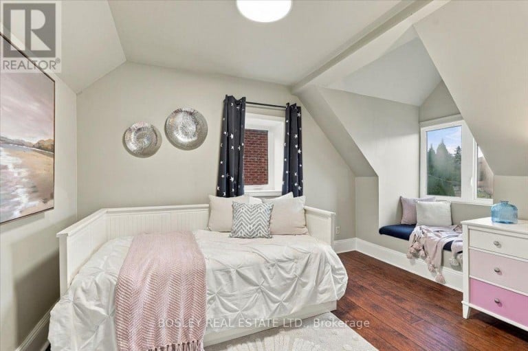 566 ROUGEMOUNT DRIVE, Pickering (Rosebank), Ontario, L1W2C2