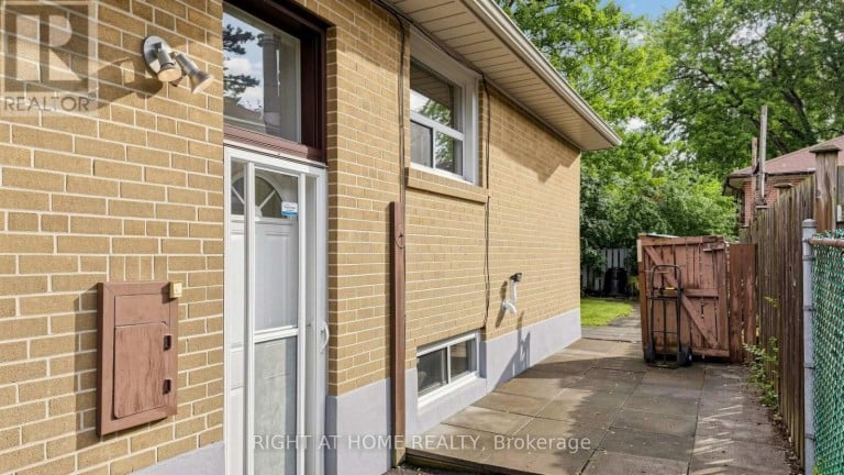 76 FENSIDE DRIVE, Toronto (Parkwoods-Donalda), Ontario, M3A2V5
