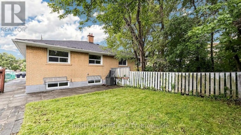 76 FENSIDE DRIVE, Toronto (Parkwoods-Donalda), Ontario, M3A2V5