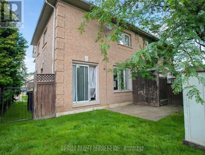 121 PRESSED BRICK DRIVE, Brampton (Brampton North), Ontario, L6V4K5