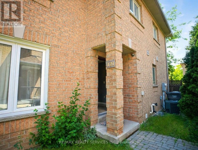 121 PRESSED BRICK DRIVE, Brampton (Brampton North), Ontario, L6V4K5