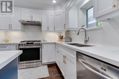 8 LOCKHEED BOULEVARD Toronto (Humber Heights) Ontario photo 12