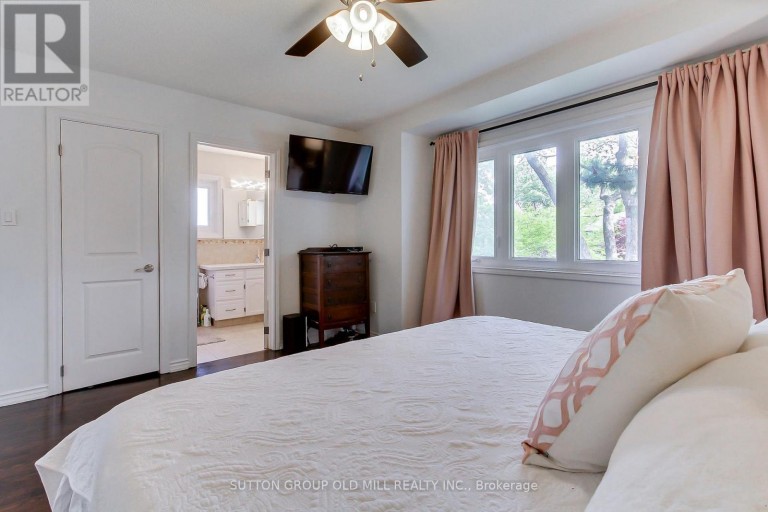 8 LOCKHEED BOULEVARD, Toronto (Humber Heights), Ontario, M9P2H6