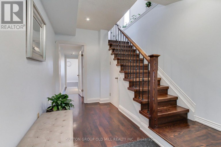 8 LOCKHEED BOULEVARD, Toronto (Humber Heights), Ontario, M9P2H6