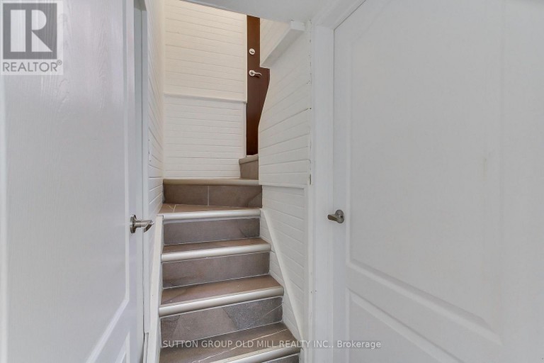 8 LOCKHEED BOULEVARD, Toronto (Humber Heights), Ontario, M9P2H6